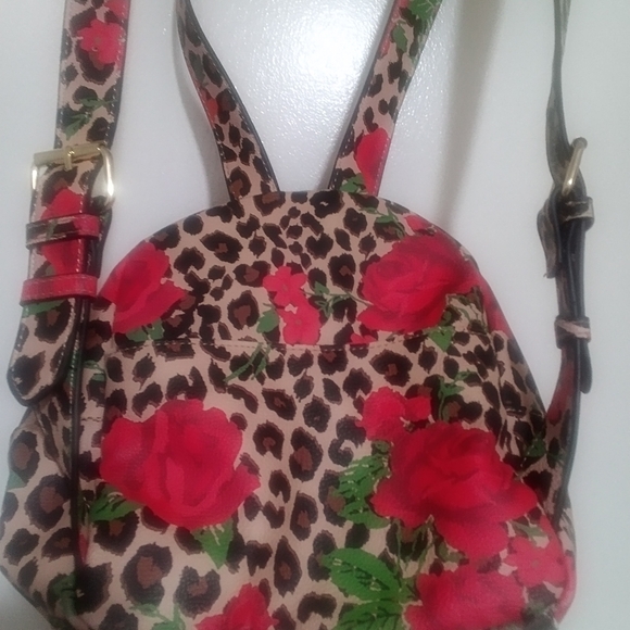 NWOT BETSEY JOHNSON SMALL BACKPACK LEOPARD WITH ROSES AND SIGNATURE BOW - Picture 4 of 5